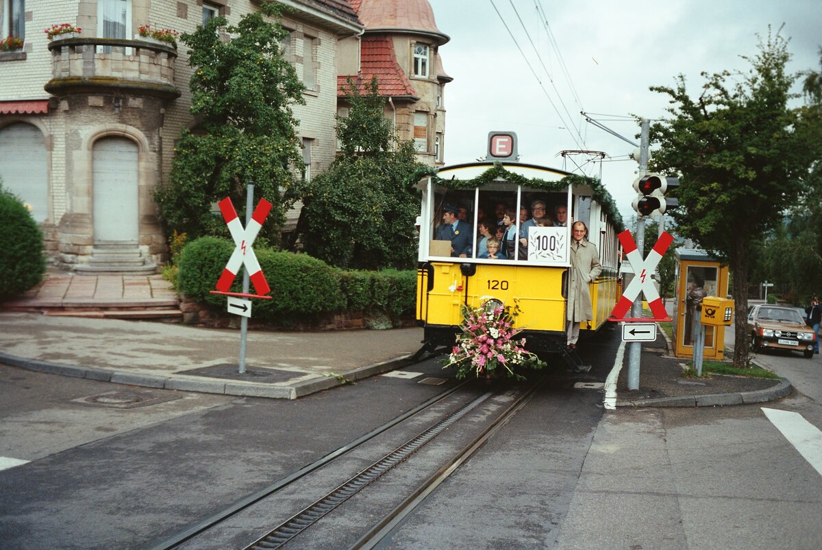Stuttgarter Zahnradbahn: Vorstellwagen 120 mit Zahnradwagen 104 bei der Station Haigst. Nach diesem Tag war sozusagen  Bahn frei  für ein neues Zeitalter der Stuttgarter Zahnradbahn. Wie schade!
Datum: 15.09.1984
