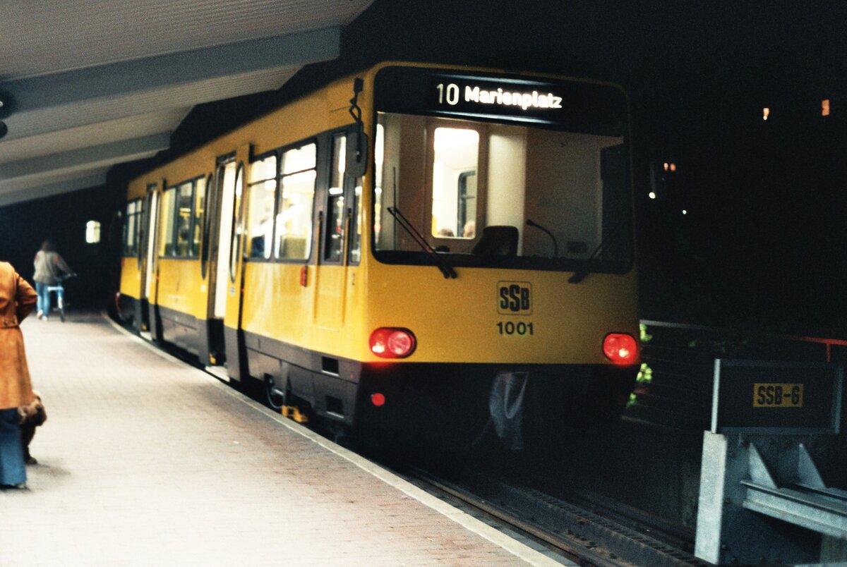 Stuttgarter Zahnradbahnwagen des Typs ZT 4.1 MAN (Nr. 1001) am Marienplatz, als er noch sehr neu war.
Datum: 24.10.1983