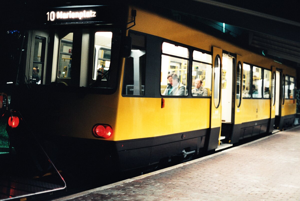 Stuttgarter Zahnradzug des Typs ZT 4, Nr. 1001, als er noch sehr neu war.
Datum: 24.10.1983