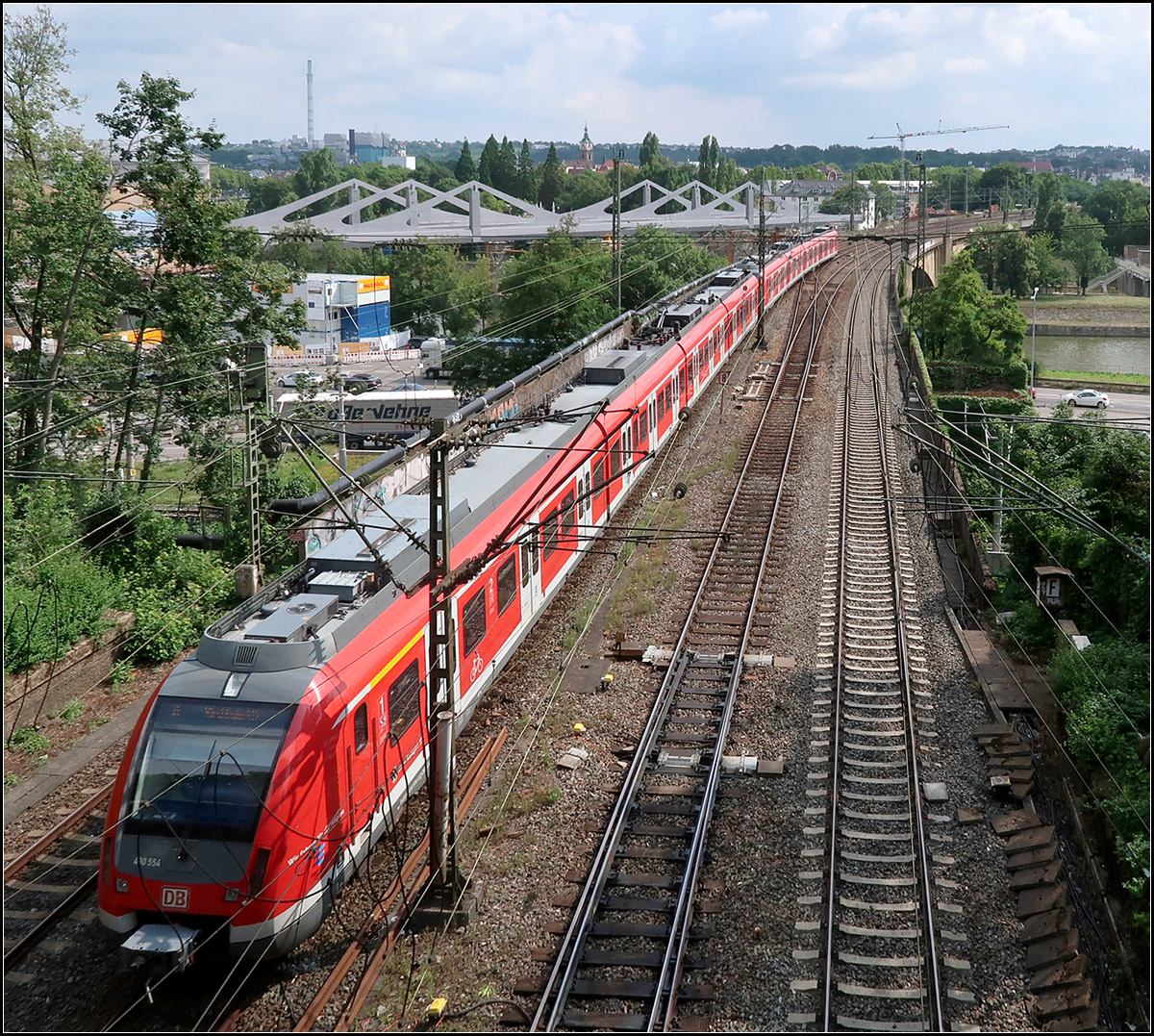 Stuttgarts Bahn-Zukunft im Hintergrund -

Während des S-Bahnzug noch den Neckar auf der zweiten Bahnbrücke überquert wird im Hintergrund die dritte Brücke so allmählich in Position gebracht. Die erste Neckarbrücke für die Eisenbahn lag zwischen diesen beiden Brückenbauwerken.

11.07.2018 (M)
