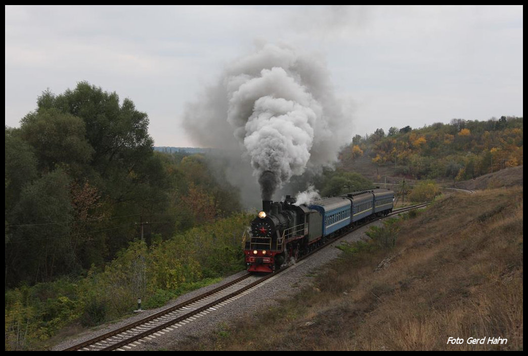SU 51-85 am 10.10.2016 unterwegs mit einem Sonderzug bei Dzhulynka.