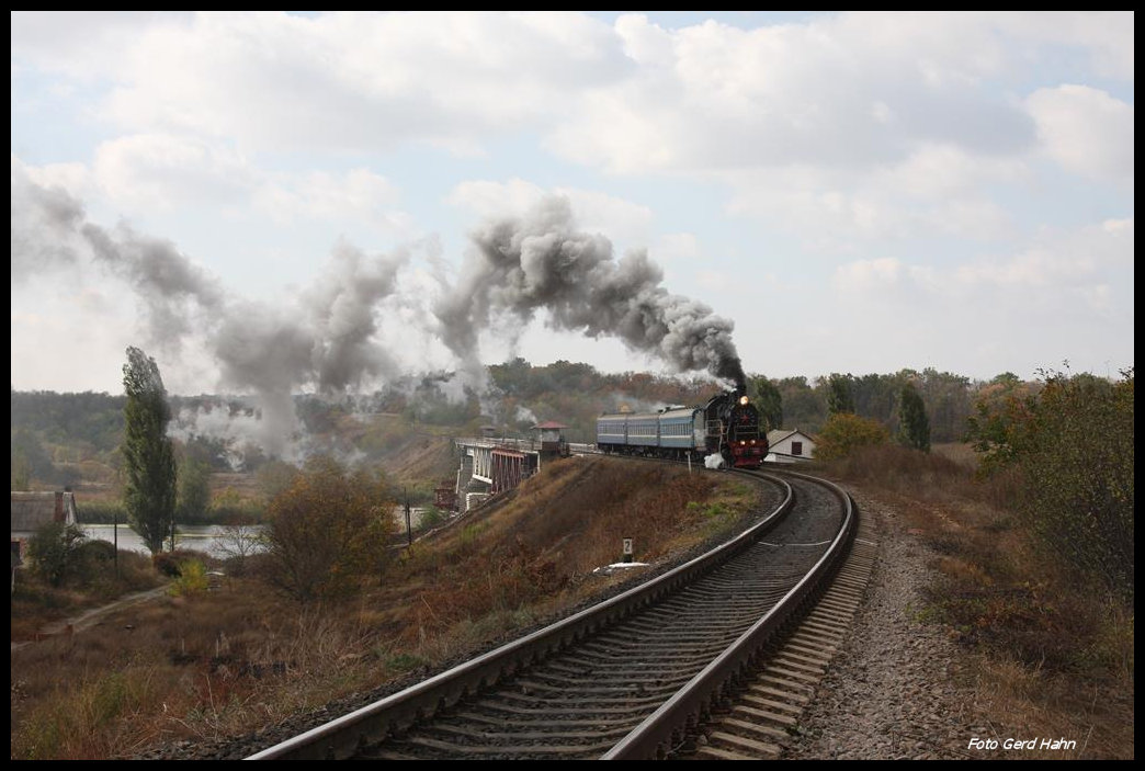 SU 51-86 passiert hier am 10.10.2016 die Bug Brücke nahe Hubnyk.