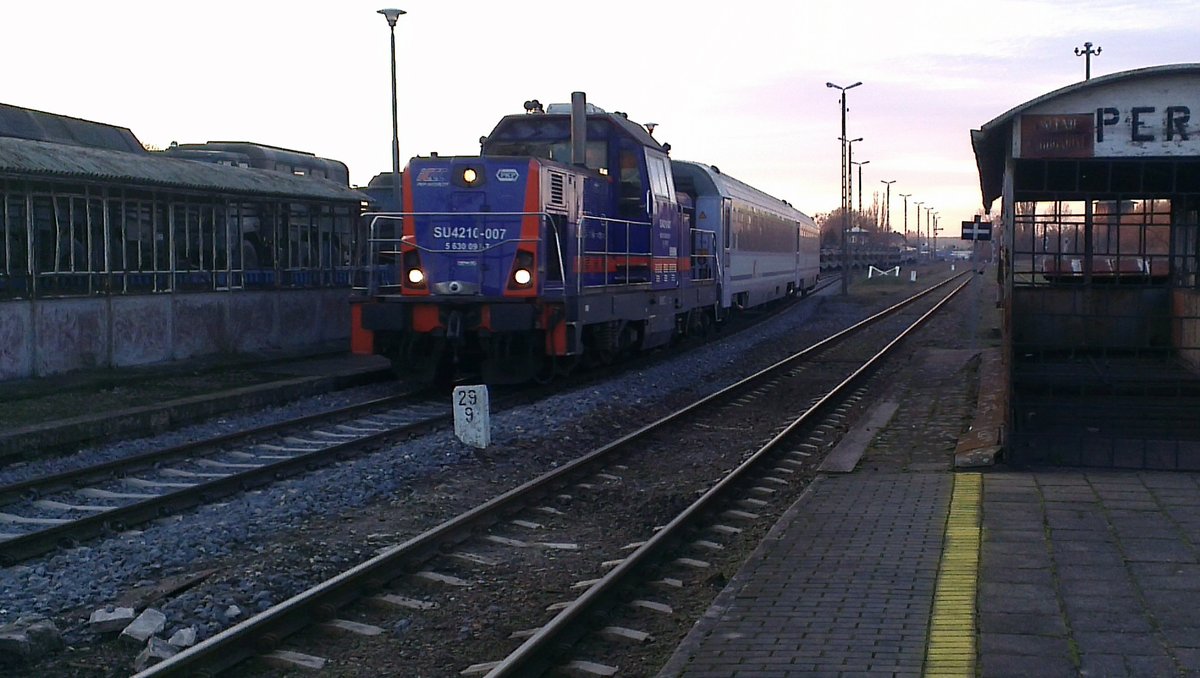 SU4210-007 mit IC 81100 von Gorzow Wielkopolski nach WArszawa Wschodnia in Bahnhof Miedzyrzecz, 15.02.2020