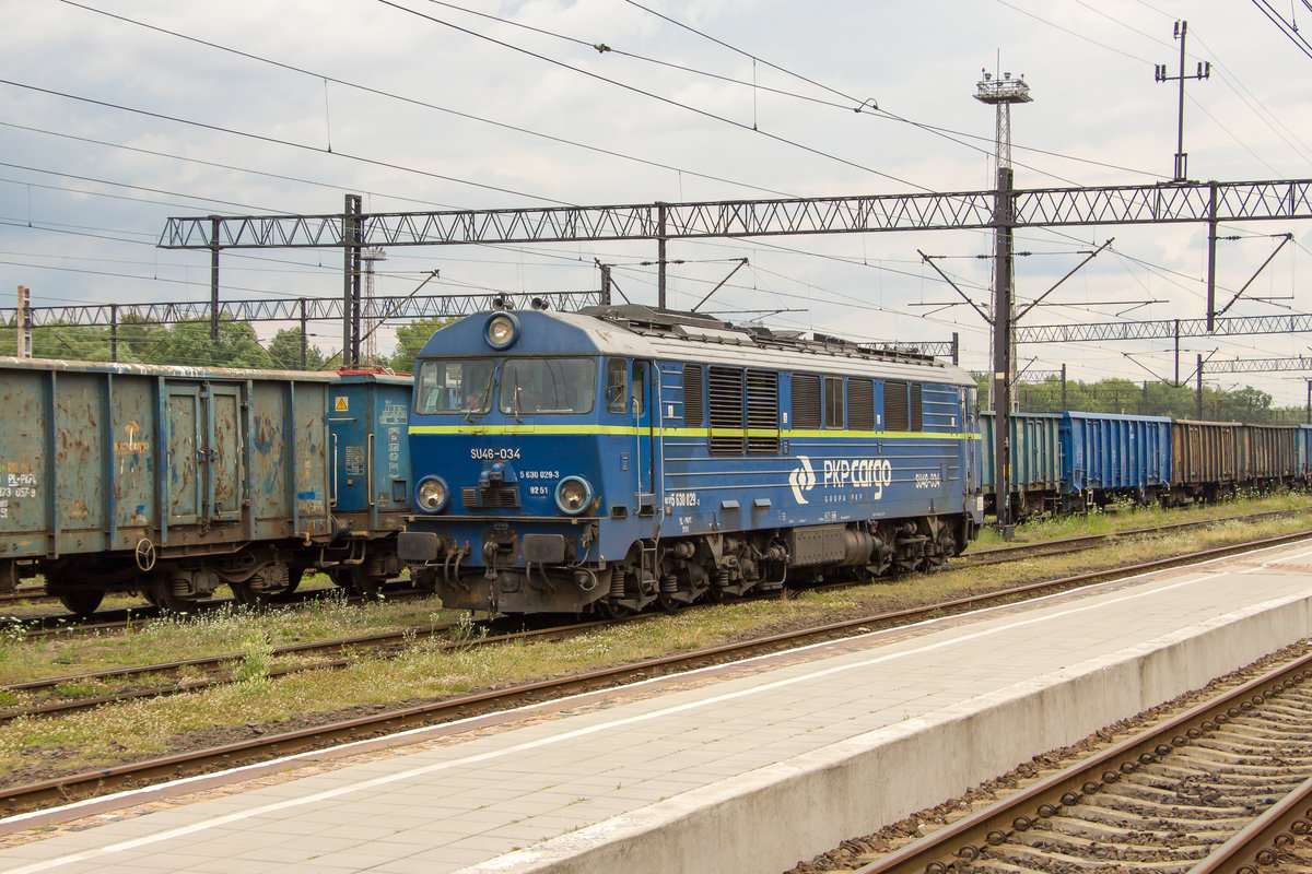 SU46-034 (630 029-3) kam am 7. Juli 2017 gerade im Bahnhof Wegliniec an und hat ihre Wagen schon verlassen. 