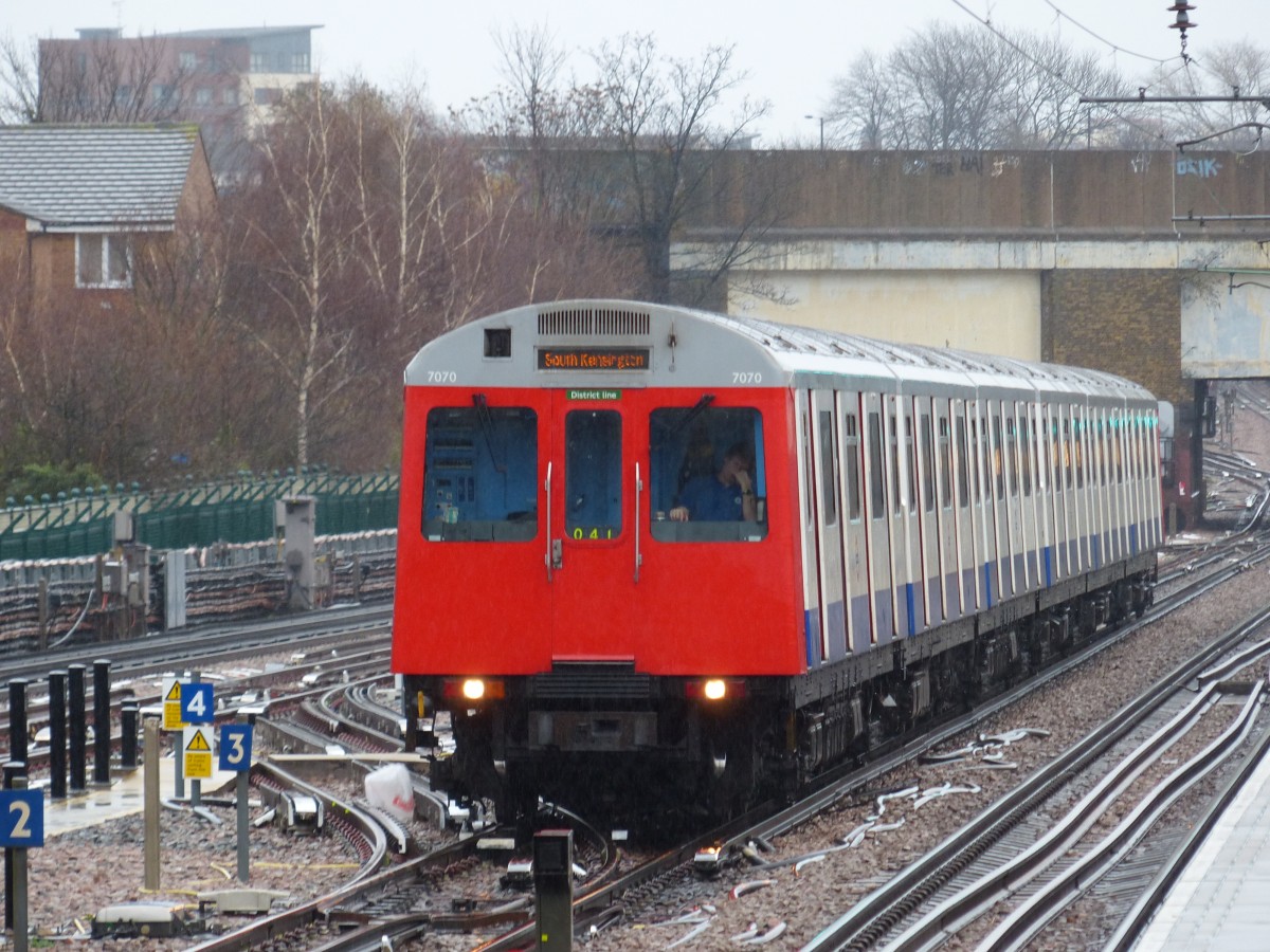 Sub-Surface-Stock D78 nach South Kensington bei der Einfahrt in West Ham, diesmal bei typisch englischem Regen- und Nieselwetter. 30.12.2013