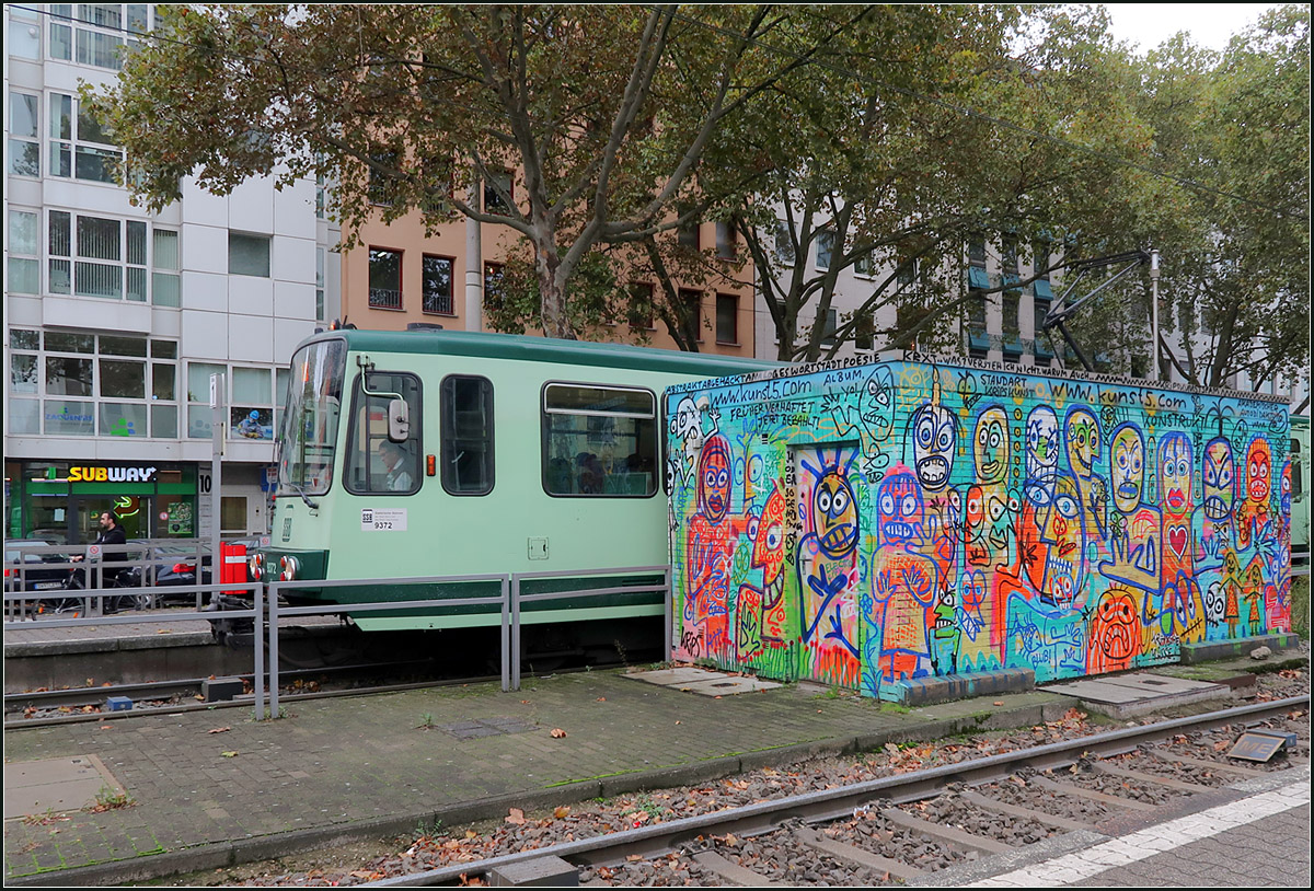 Subway-Art -

Gesehen am Kölner Barbarossaplatz mit einem Bonner Stadtbahnzug auf der Linie 18.

Das Graffiti ist sicherlich legal, auch erkennbar an der angegebenen Internetadresse.

16.10.2019 (M)