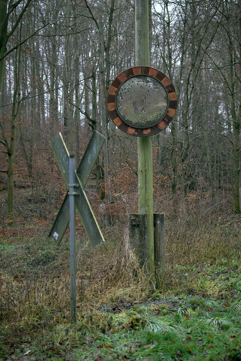 Such den Fotografen, ein BÜ an der Zellwaldbahn.18.12.2021, 12:43 Uhr.