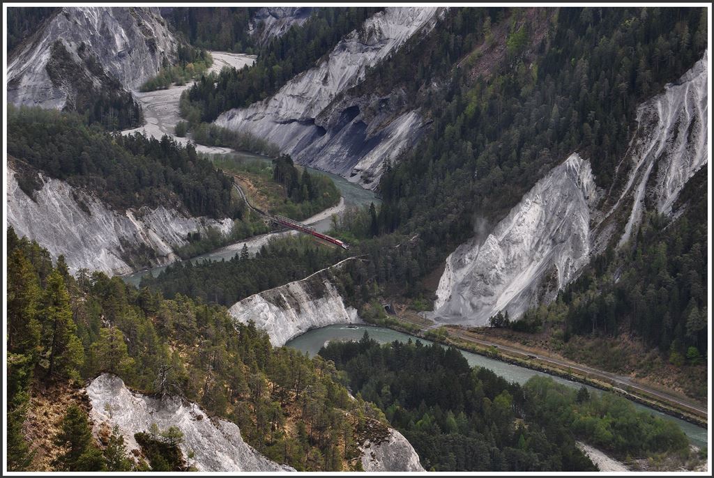 Such den Zug in der Vorderrheinschlucht/Ruinaulta. RE1232 zwischen Trin und Versam-Safien. (27.04.2015)