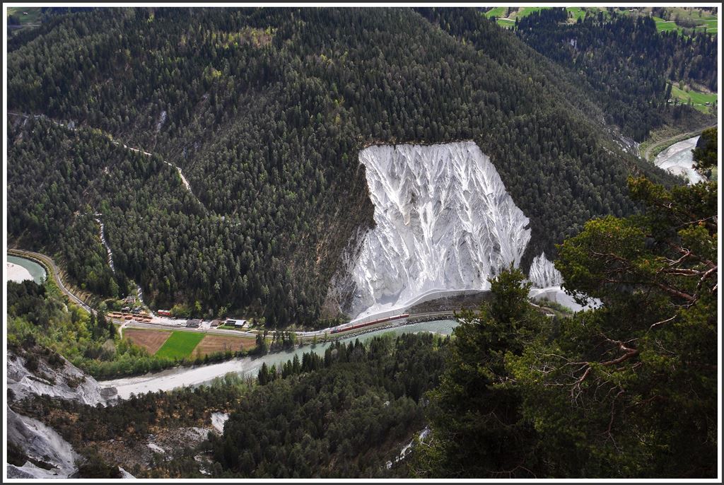 Such den Zug in der Vorderrheinschlucht/Ruinaulta. RE1249 bei Versam-Safien. (27.04.2015)