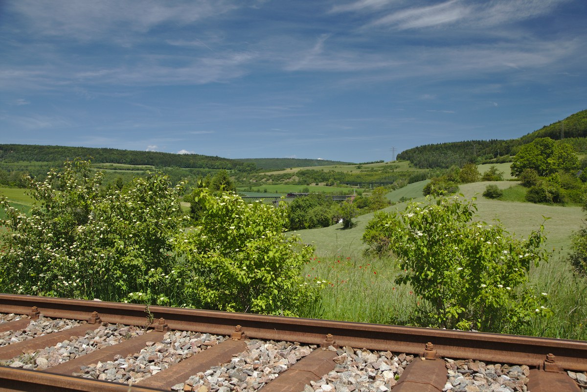 Suchbild: wo ist der Zug? Von diesem Punkt sieht man die Strecke gleich drei Mal. Das Gleis im Vordergrund hat der bergwärts fahrende Zug bereits passiert, danach folgt das Viadukt bei Epfenhofen und im Hintergrund sieht man das letzte Viadukt, bevor Blumberg-Zollhaus die Endstation des Sonderzugs erreicht wird. (06.06.2014)