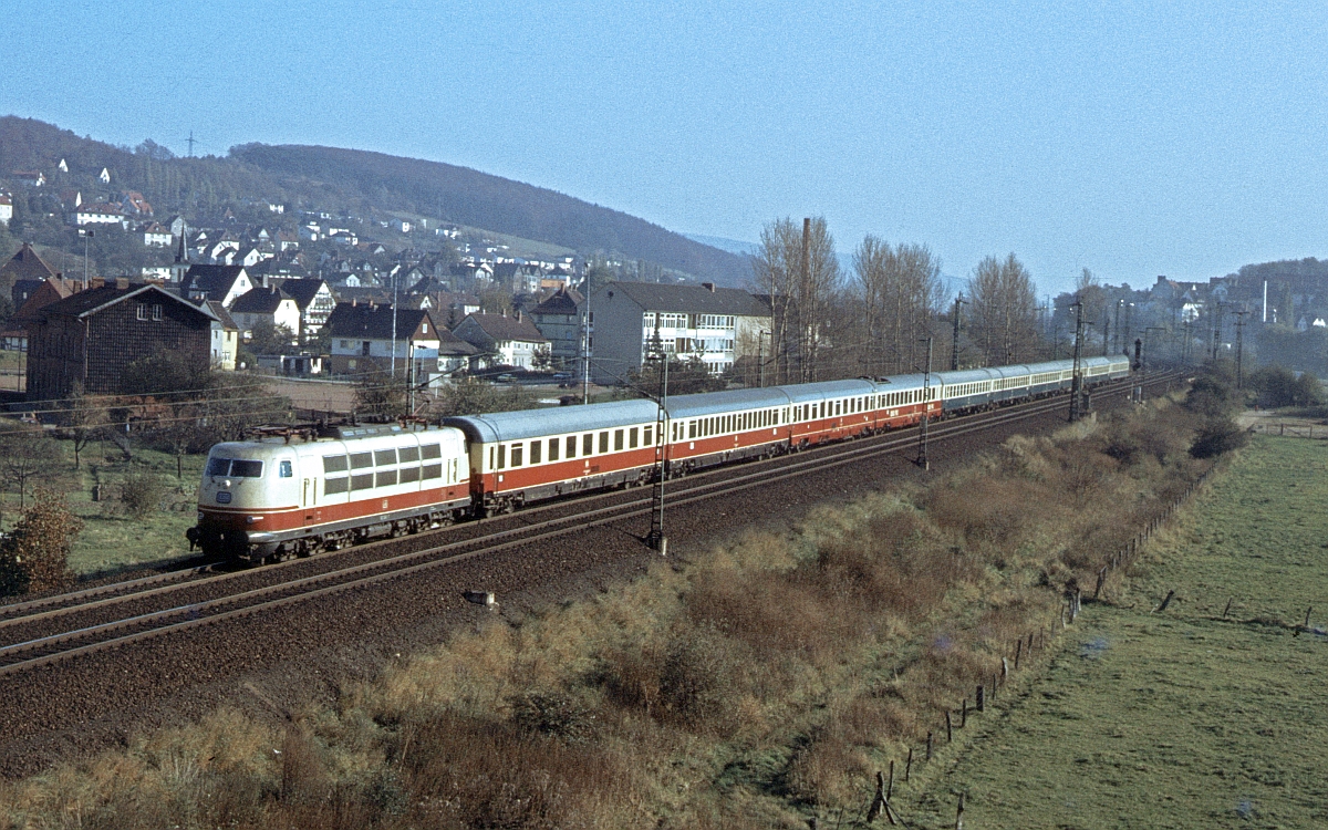 Süd-Nord-IC am 25.9.1979 bei Kreiensen. Des neue IC 79-System ( jede Stunde, jede Klasse ) war gerade 4 Monate alt, die 103 besaß noch Schürze und Pufferverkleidung und im 2.Klasse-Teil des Zuges waren noch keine Großraumwagen vorhanden.