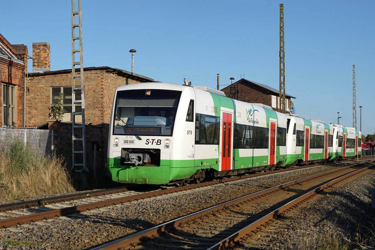 Süd Thüringen Bahn STB bei Arnstadt unterwegs am 20. September 2019.
Fotostandort Bahnübergang, Bildausschnitt Fotoshop.
Foto: Walter Ruetsch