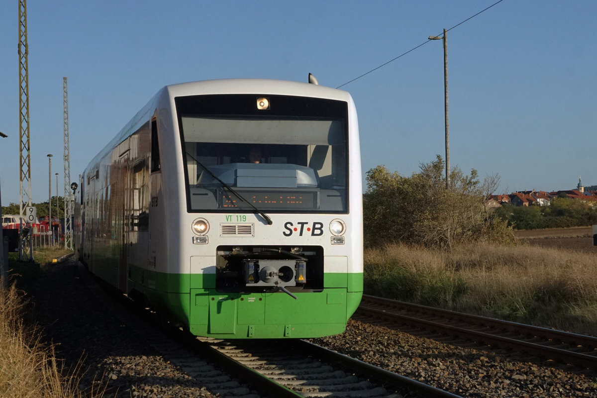 Süd Thüringen Bahn STB bei Arnstadt unterwegs am 20. September 2019.
Fotostandort Bahnübergang, Bildausschnitt Fotoshop.
Foto: Walter Ruetsch