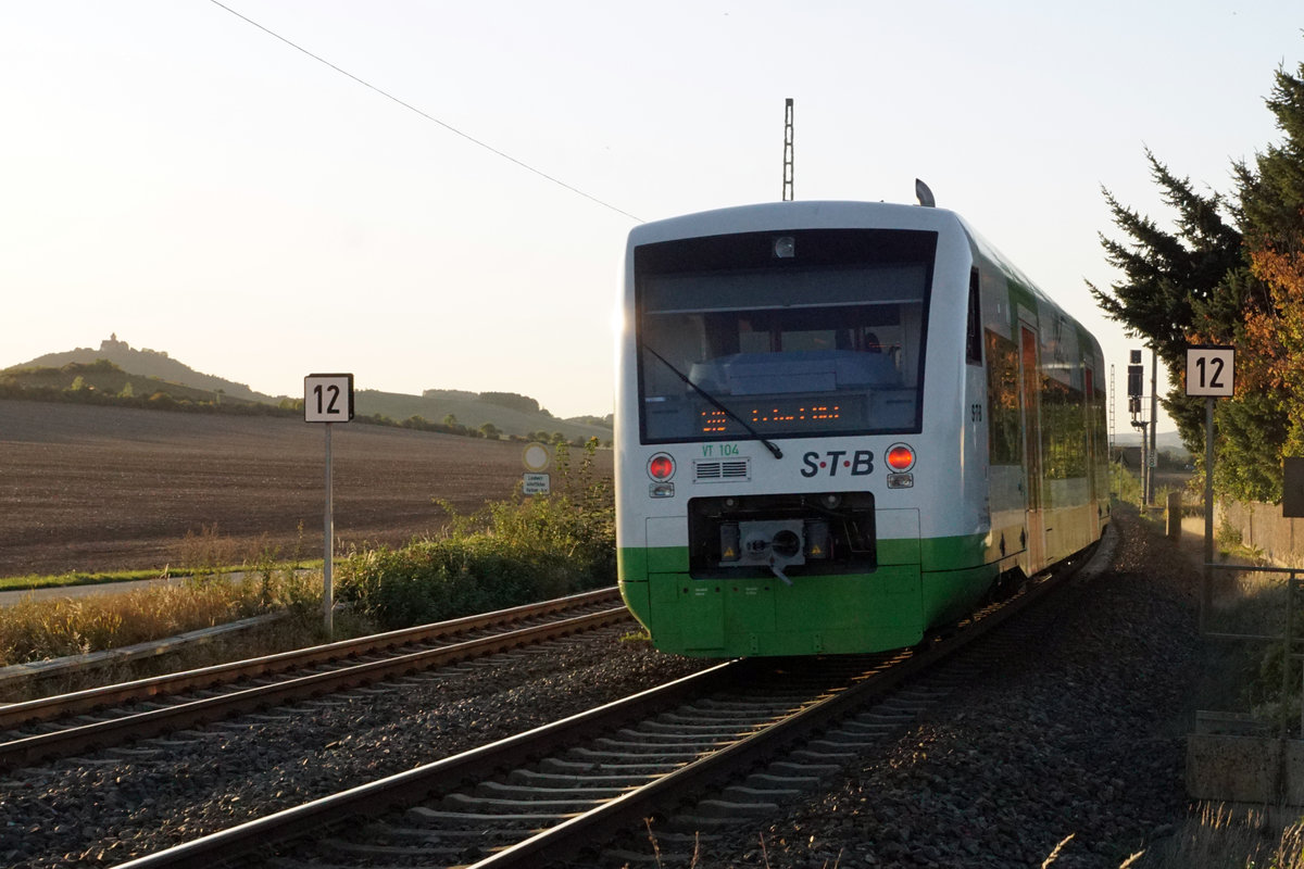 Süd Thüringen Bahn STB bei Arnstadt unterwegs am 20. September 2019.
Fotostandort Bahnübergang, Bildausschnitt Fotoshop.
Foto: Walter Ruetsch