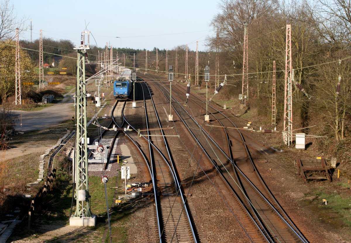 Sdansicht des Betriebsbahnhofs Klein Sstedt am 26.03.2017; in der berholung steht 185 528 mit DGS 41875 (TXL, Meimersdorf–Triest).