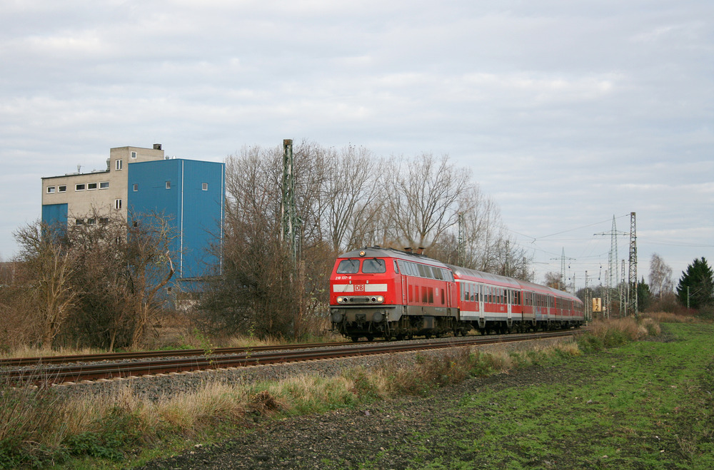 Südlich des Bahnhofs Hürth-Kalscheuren entstand damals diese Aufnahme von 218 137 mit ihrem RE.
Das Foto wurde am 2. Dezember 2009 aufgenommen.