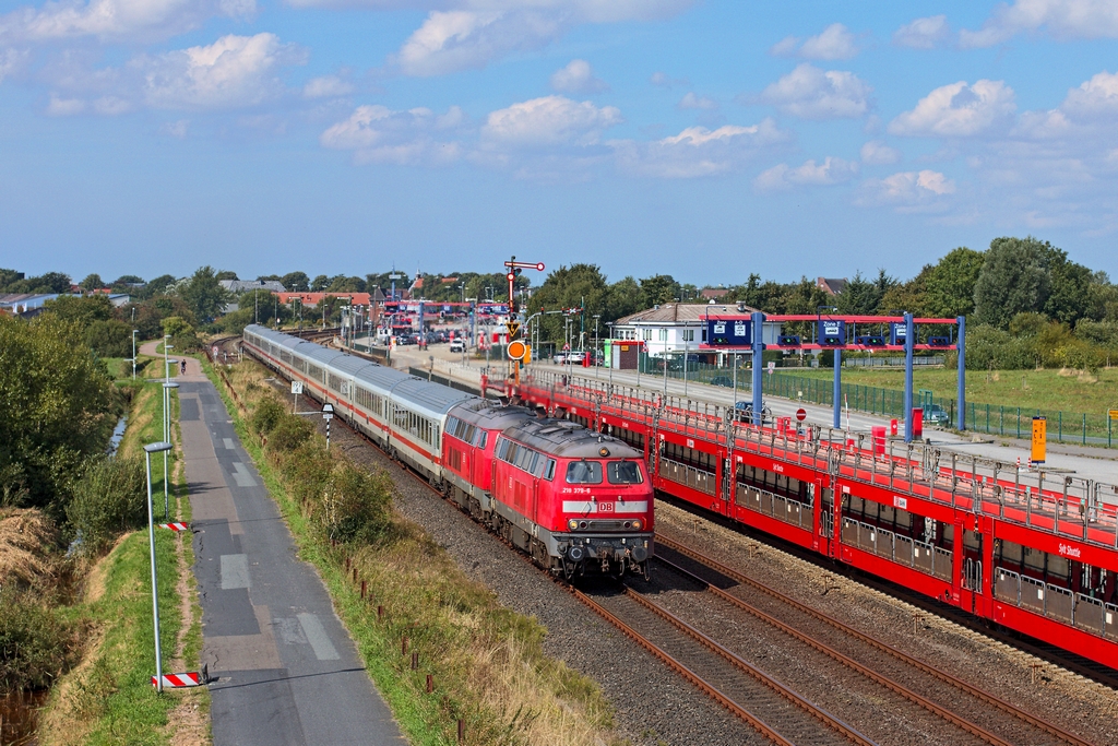 Südlich des Bahnhofs Niebüll werden die Autos für den Syltshuttle verladen. Am 28.8.2014 fährt u.a. der IC 2315 am Terminal vorbei