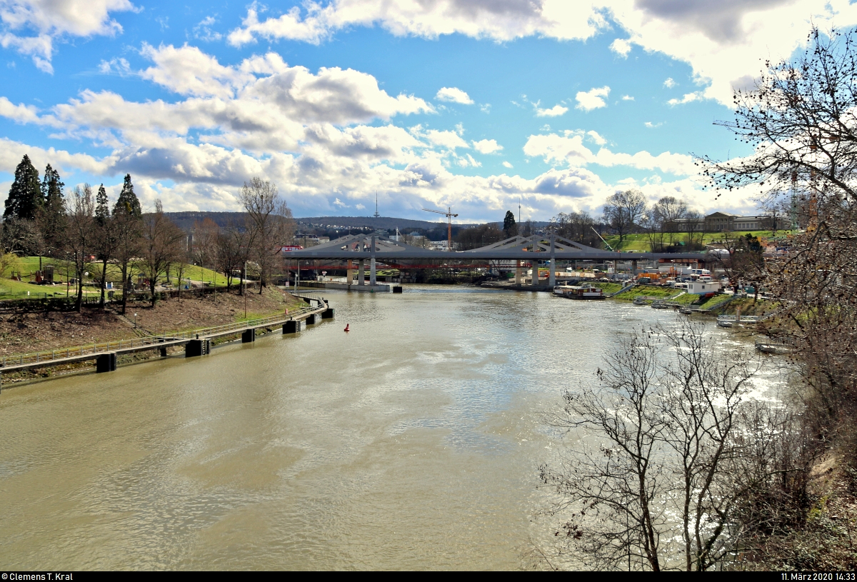 Südlich des Bahnhofs Stuttgart-Bad Cannstatt entsteht im Zuge des Bahnprojekts Stuttgart–Ulm derzeit die neue Neckarbrücke als Verbindung zum neuen Stuttgarter Hauptbahnhof. Das viergleisige Bauwerk soll die südlich gelegene Rosensteinbrücke ersetzen.
Am rechten Bildrand befindet sich das Schloss Rosenstein, im Hintergrund kann man den Stuttgarter Fernmeldeturm (links) und Fernsehturm erkennen.
Aufgenommen im Gegenlicht von der Brücke Neckartalstraße nahe der Wilhelma.
[11.3.2020 | 14:33 Uhr]