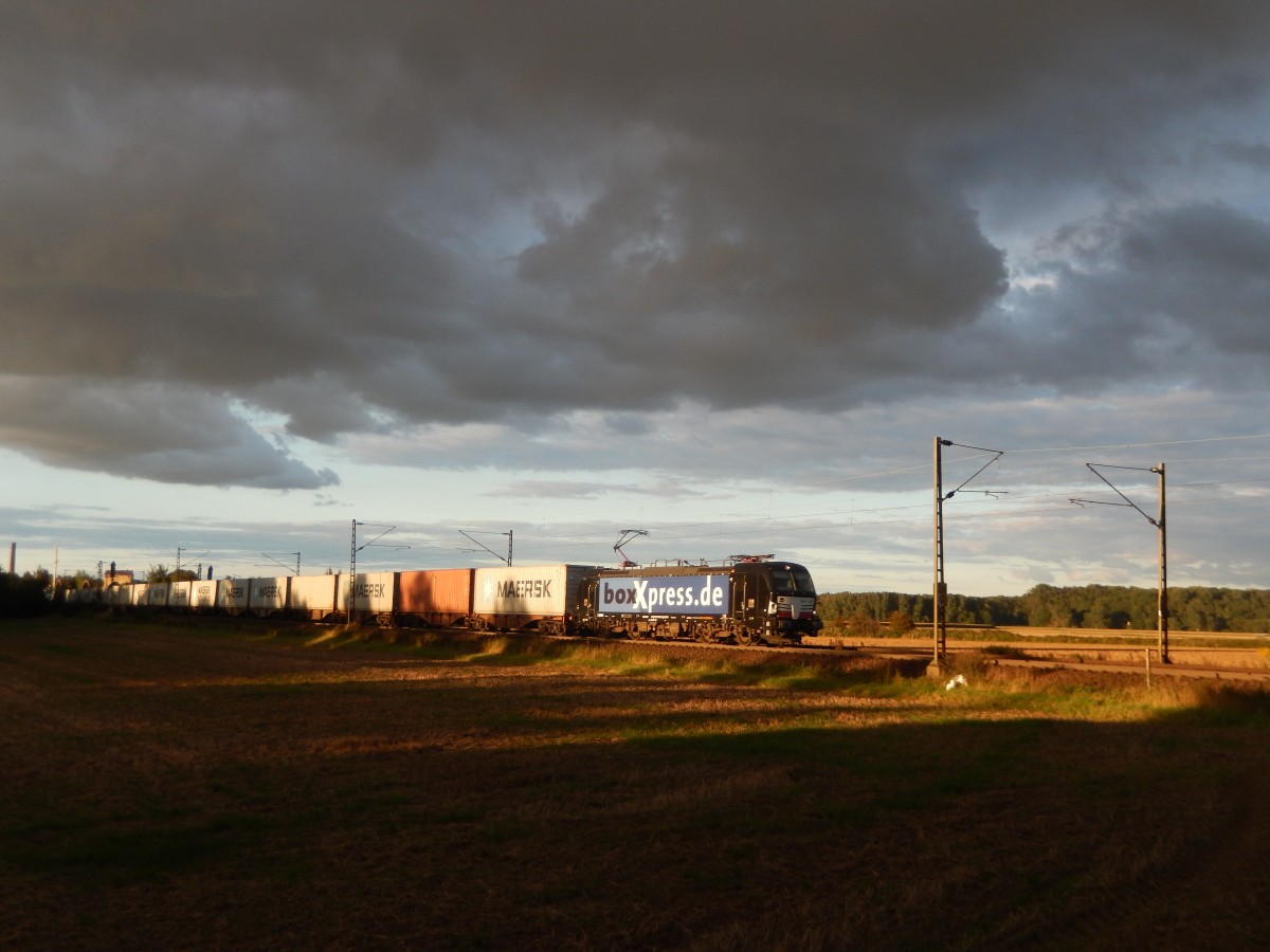 Südlich von Elze schaute die Sonne noch unter den dunklen Wolken hervor. Baureihe 193 von boxxpress mit einem Containerzug Richtung Süd. 09.September 2015