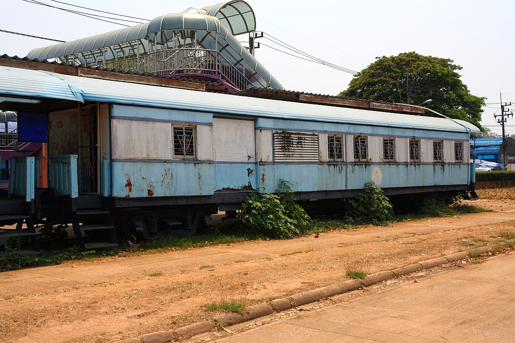 Südlich, gleich neben der alten Uttaridt Station steht ein Unterrichtszug der aus 4 von Cravens gebauten Altbau-Reisezugwagen besteht. - Beim ersten Wagen, welcher als  The Learning Resources Carriage for the King  bezeichnet ist, handelt es sich um den ehemaligen บสพ. 17 (บสพ. =BTV./Bogie Third Class & Van, Hersteller: Cravens Railway Carriage & Wagon Company/Sheffield, Bauj. 192?). Bild vom 26.März 2023.