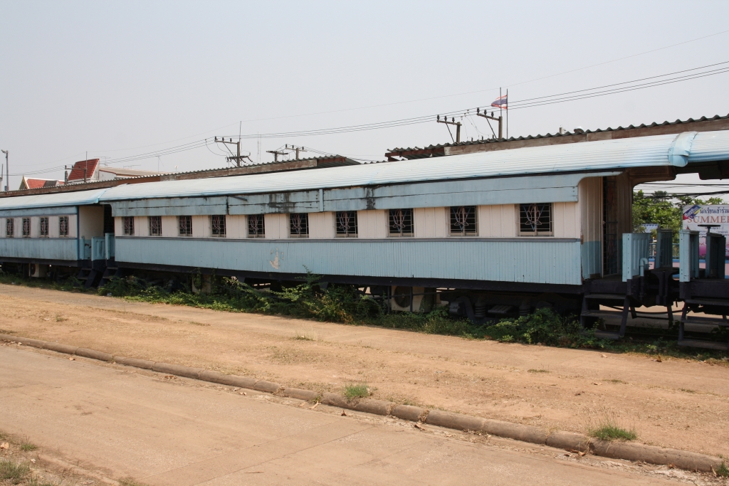 Südlich, gleich neben der alten Uttaridt Station steht ein Unterrichtszug der aus 4 von Cravens gebauten Altbau-Reisezugwagen besteht. - Beim zweiten Wagen, welcher als  The Informal Learning Resources Carriage  bezeichnet ist, lässt sich eine Fahrzeugnummer leider nicht mehr feststellen. Er besitz jedoch noch ein Fabriksschild welches als Hersteller Cravens Railway Carriage & Wagon Company/Sheffield, Baujahr 1922 angibt. Bild vom 26.März 2023.
