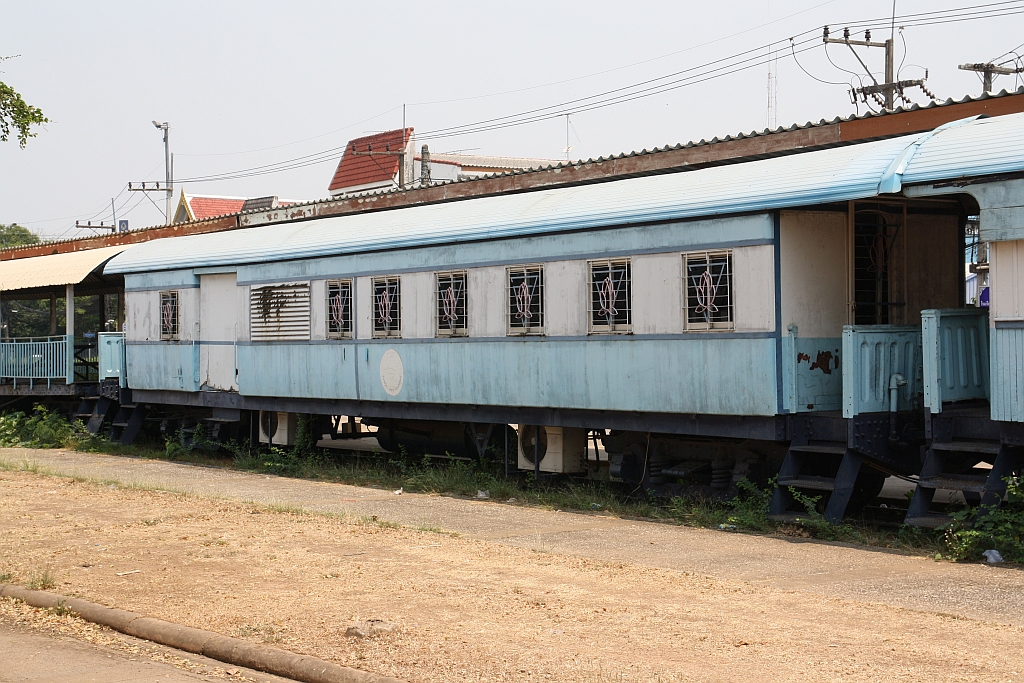 Südlich, gleich neben der alten Uttaridt Station steht ein Unterrichtszug der aus 4 von Cravens gebauten Altbau-Reisezugwagen besteht. - Der dritten Wagen, welcher als  The Genius Learning Center Carriage  bezeichnet ist, besitzt weder Fahrzeugnummer noch Fabriksschild. Jedoch handelt es sich eindeutig um einen ehemaligen บสพ. (บสพ. =BTV./Bogie Third Class & Van, Hersteller: Cravens Railway Carriage & Wagon Company/Sheffield, Bauj. 192?). Bild vom 26.März 2023.