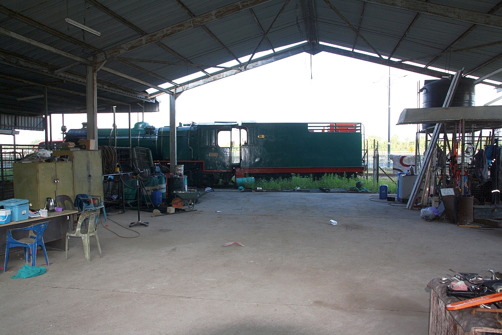 Südlich, kurz vor der Einfahrweiche der Stesen Tanjung Aru befindet sich diese kleine Werkstätte. Dort werden die beiden letzten betriebsfähigen Dampflokomotiven der JKNS untergestellt und gewartet. - Im Bild vom Morgen des 15.Februar 2025 erkennt man die JKNS 6-015 (ex NBR 15, 1'C1' h2, Hersteller: Vulcan Foundry / England, Baujahr: 1955, Fabr.Nr.: 6275). 