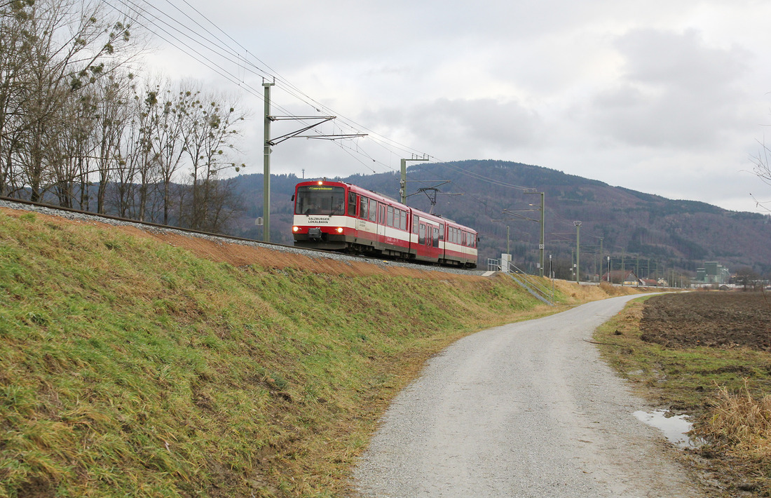 Südlich von Oberndorf wurde SLB ET 56 am 23. Dezember 2017 aufgenommen.