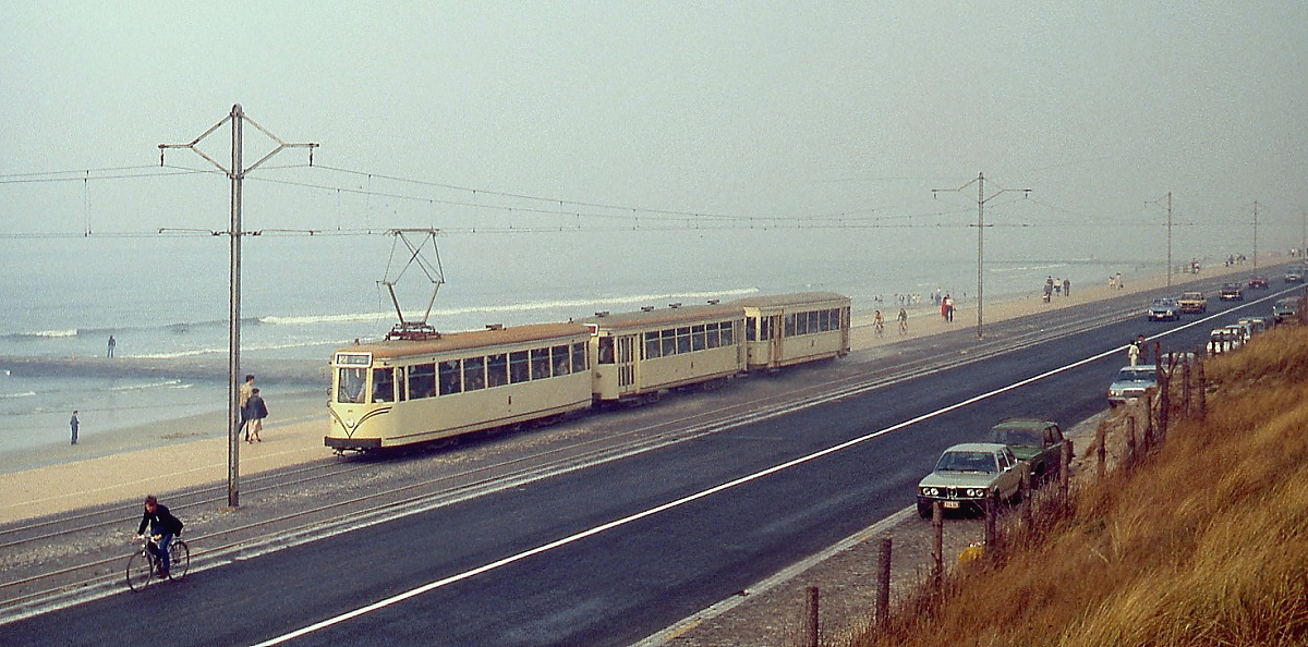 Südlich von Oostende macht die Kusttram ihrem Namen alle Ehre: Sie fährt direkt an der Nordsee entlang. Im Frühjahr 1979 ist hier ein klassischer Dreiwagenzug nach De Panne unterwegs.