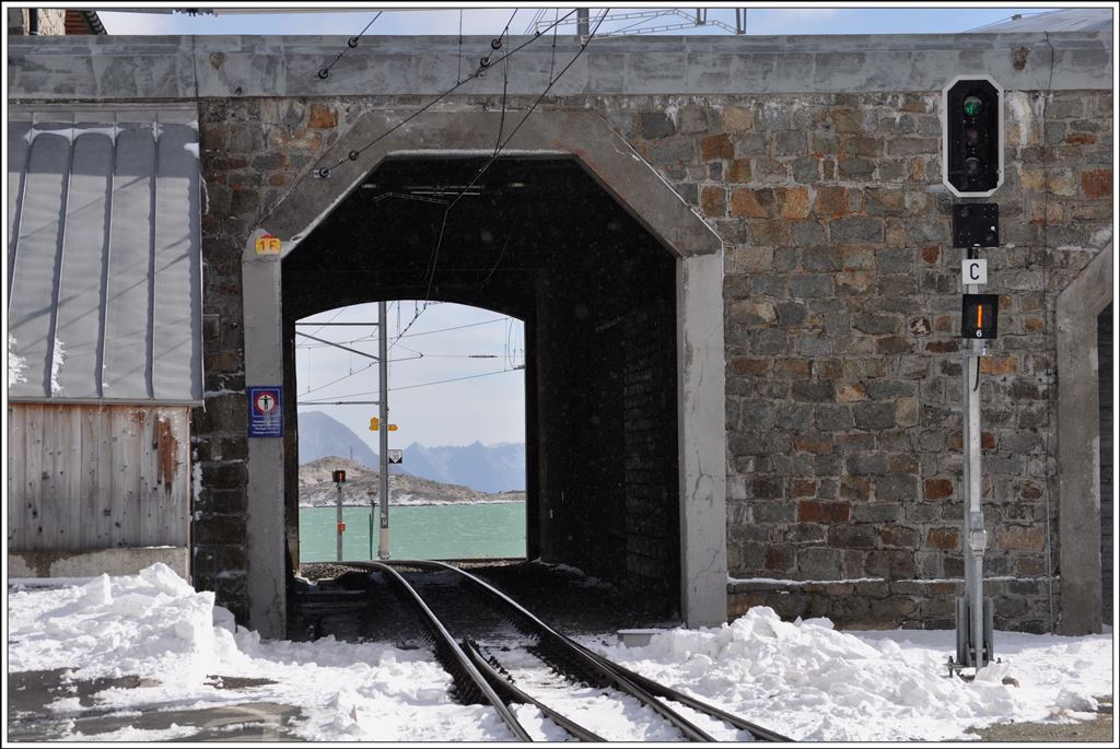 Südliche Bahnhofausfahrt in Ospizio Bernina 2253m. (23.10.2014)