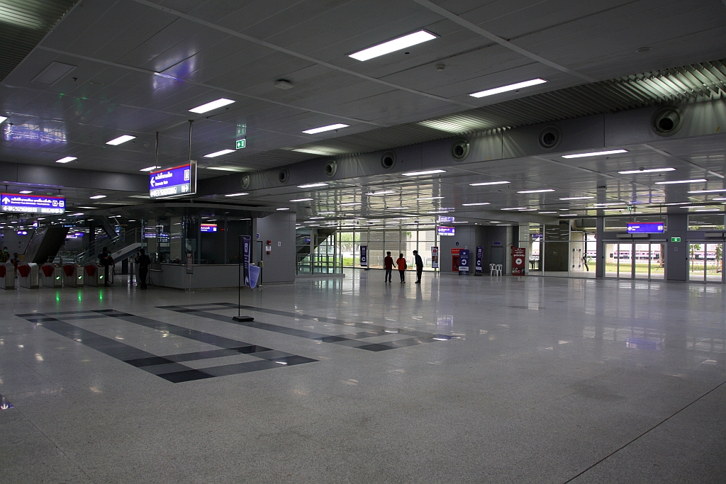 Südliche Schalterhalle der SRTET Bang Sue Grand Station (RN01/RW01) am 01.Mai 2022.