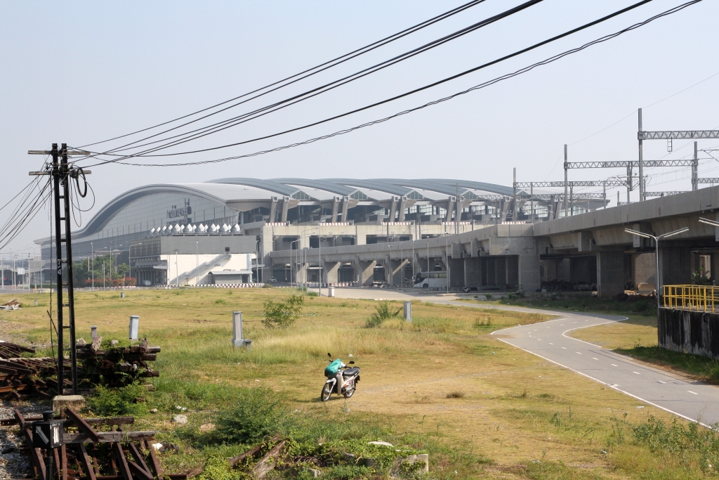 Südliche Seite der Krungthep Aphiwat Station am 10.Dezember 2023. - Die Hochtrasse im Bild rechts ist Teil der geplanten und teilweise schon im Bau befindlichen Verlängerung der SRTET Red Lines nach Hua Lamphong und weiter über Mahachai nach Pak Tho an der SRT Southern Line.