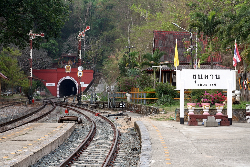 Südlicher Ausfahrtsbereich der Khun Tan Station am 23.März 2023. Das Ausfahrsignal zeigt bereits frei für den RAP 102 welcher dann im Khun Tan Tunnel verschwinden wird.