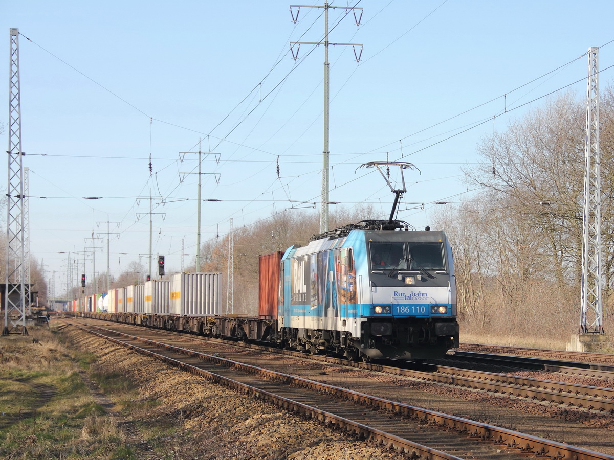 Südlicher Berliner Außenring bei Diedersdorf am 08. März 2015, Durchfahrt  186 110 der Rurtalbahn mit einem Containerzug. 


