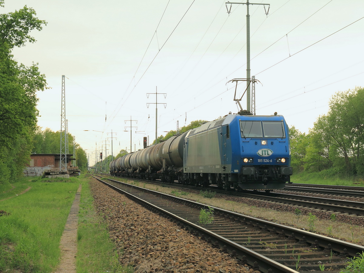 Südlicher Berliner Außenring bei Diedersdorf am 11. Mai 2015, Durchfahrt 185 524-6 der ITL mit einem Kesselzug in Richtung Berlin.