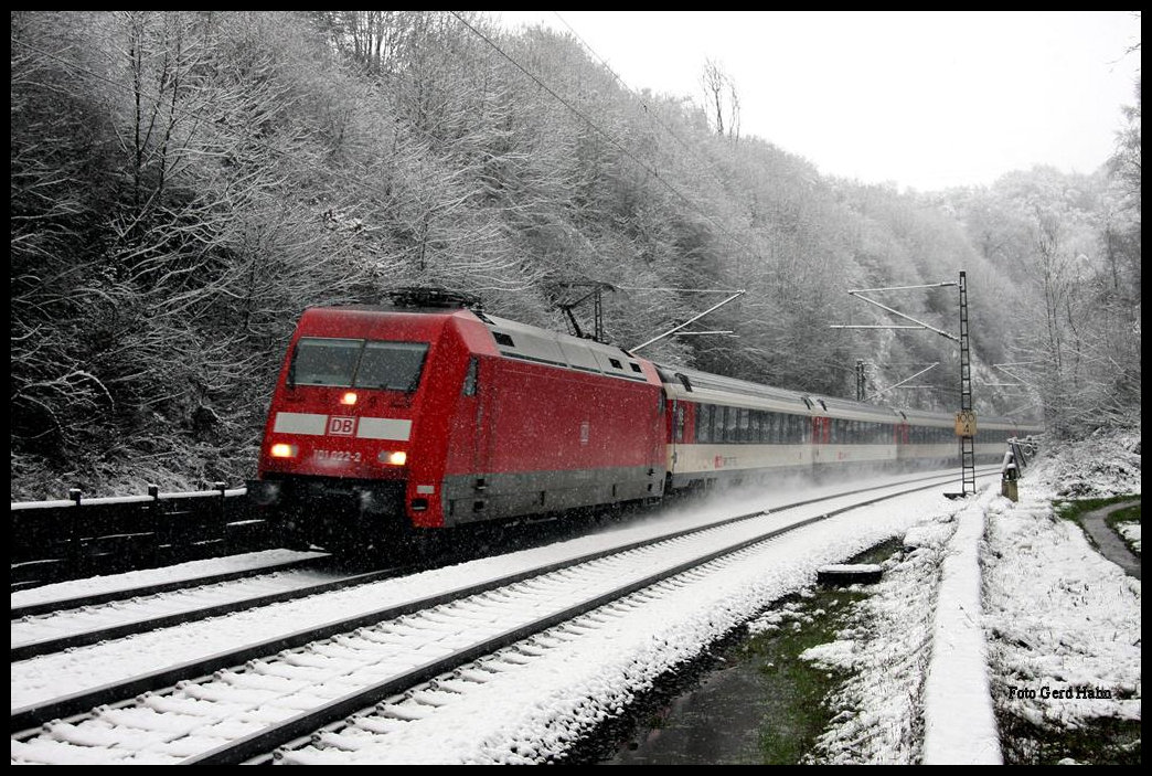 Südlicher Tunneleinschnitt Lengerich am 15.2.2016: Um 8.45 Uhr kommt 101022 mit dem EC 9 nach Chur aus dem nördlichsten Bergtunnel Deutschlands auf der Rollbahn daher!