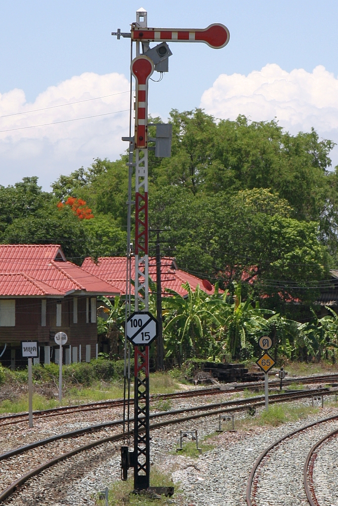 Südliches Einfahrsignal der Sila At Station, Blickrichtung Chiang Mai, am 19.Mai 2018.