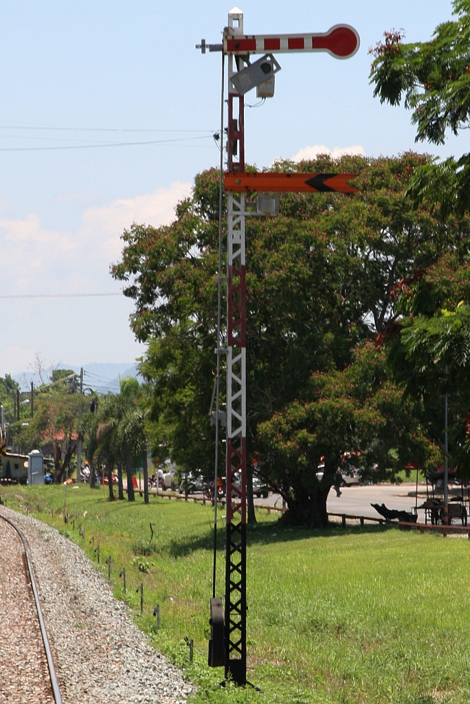 Südliches Einfahrvorsignal der Sila At Station, Blickrichtung Chiang Mai, am 19.Mai 2018.