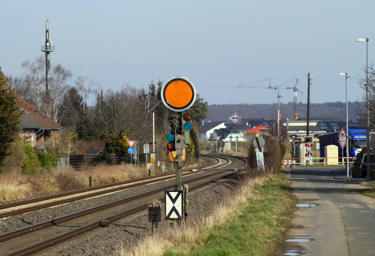 Südliches Einfahrvorsignal von Weilerswist am 28.02.2015.