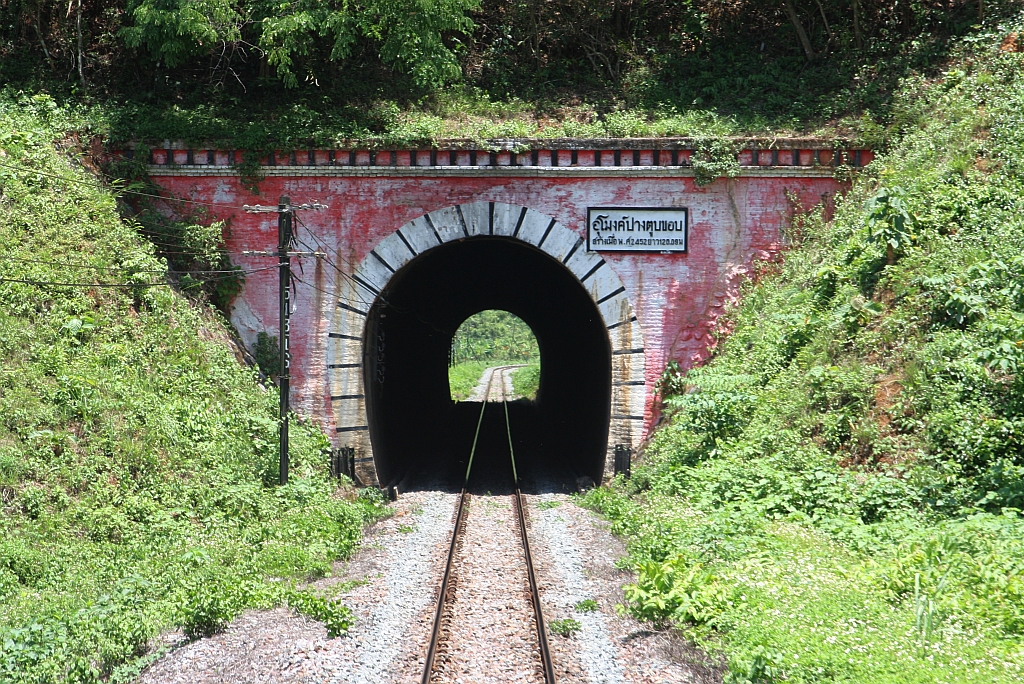 Südliches Portal des Pang Tub Khob Tunnel am 19.Mai 2018. Der Pang Tub Khob Tunnel liegt im Steckenkm. 513,72 - 513,84, und ist mit 120,09m Länge der kürzeste der 7 thailändischen Eisenbahntunnels.