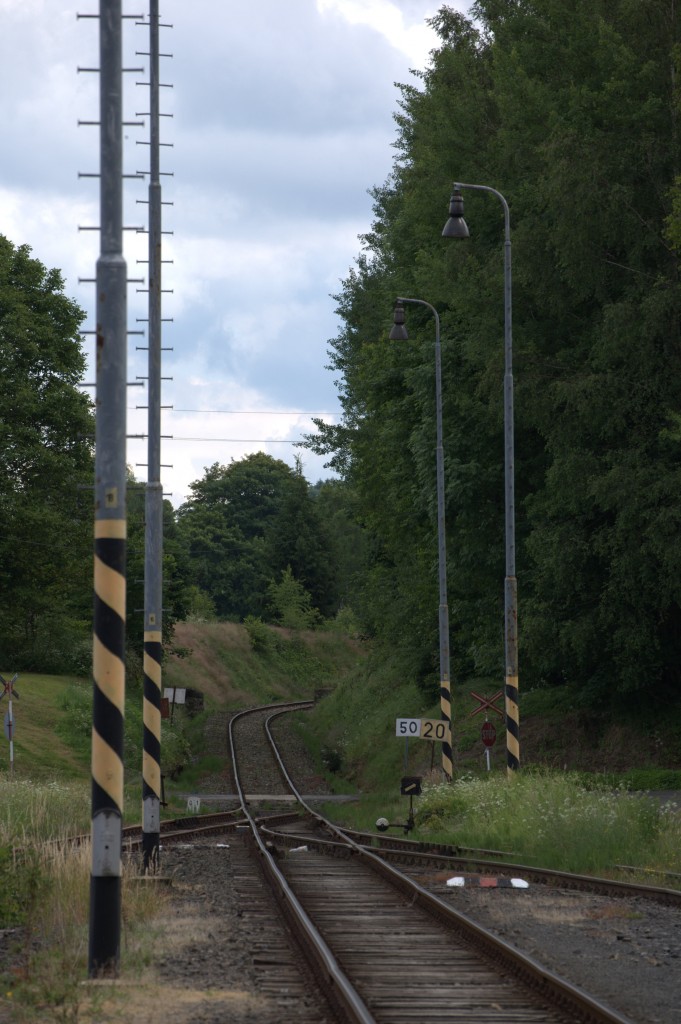 Südöstliches Ausfahrgleis Mikulasovice dolny Nadrazi, die Strecke  führt   über Sluknov  nach Rumburg und kommt aus  Dolni Pustevna - Sebnitz. 22.06.2014 15:05 Uhr.
