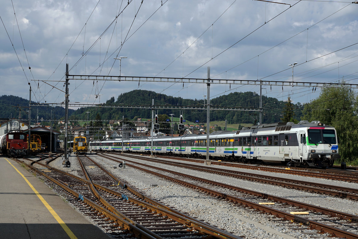 SÜDOSTBAHN SOB
VORALPENEXPRESS beim Passieren des Bahnhofs Herisau am 17. August 2018.
Foto: Walter Ruetsch