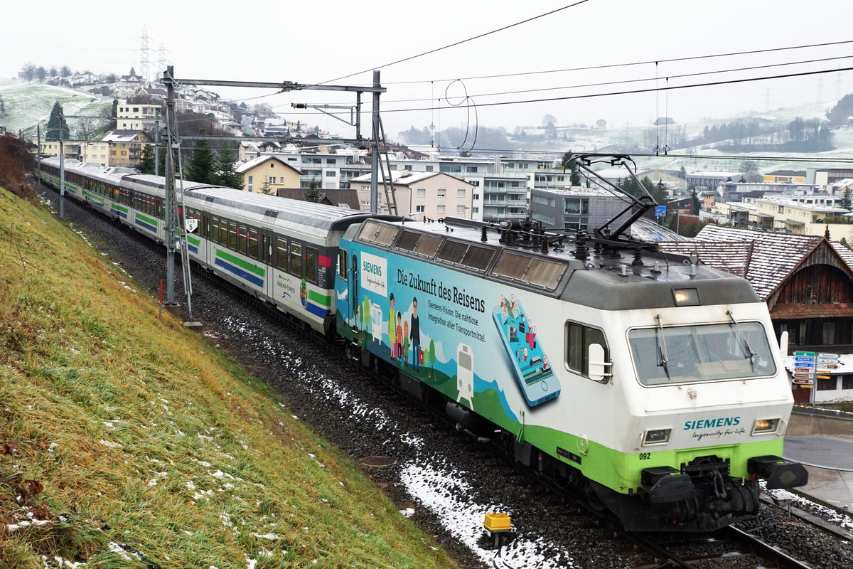 SÜDOSTBAHN 
VORALPENEXPRESS VAE mit der Re 456 092 bei Küssnacht am Rigi am 6. Januar 2019.
Foto: Walter Ruetsch 