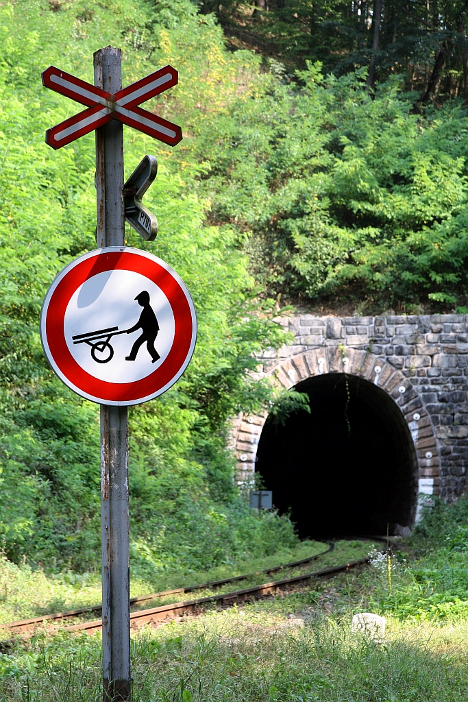 Südportal des Doubravnický Tunnel am 24.August 2019. Bemerkenswert das Strassenverkehrsschild.