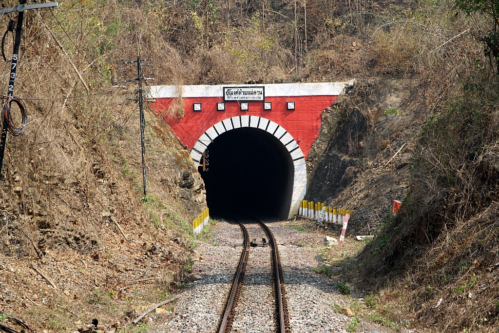 Südportal des Huai Mae Lan Tunnel am 25.März 2023. Der Tunnel liegt in Strecken-Km. 574,04 bis 574,17 und ist 130m lang. (Aufgenommen durch die Stirnwandtüre des letzten Wagen des RAP 102.)