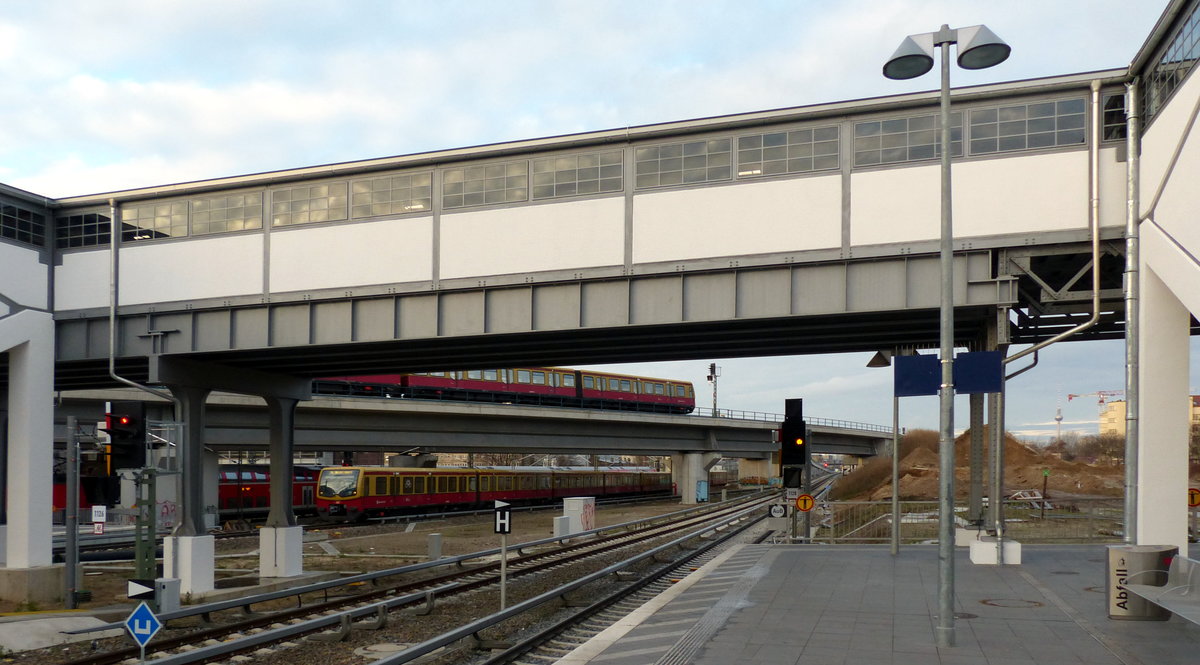 Südringkurve am Ostkreuz - seit heute wieder in Betrieb! Alle 20 Minuten fahren hier die S-Bahnen der Linie 9 vom Flughafen Schönefeld bis nach Spandau. Am Bahnhof Ostkreuz wird nicht mehr gehalten, vor seinem Umbau gab es zumindest stadteinwärts einen Halt. Für die gesamte Strecke benötigt die S-Bahn 1 Stunde und 12 Minuten, vom Flughafen kommt man nun umsteigefrei zu allen Bahnhöfen auf der Stadtbahn. Im Hintergrund sieht man einen RE der Linie 1, der seit heute in Ostkreuz hält. Berlin Ostkreuz, 10.12.2017