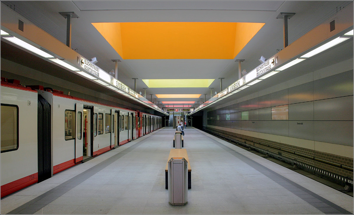 Sündersbühl, U3 (2008) - 

Nach langer Verzögerung ging am 15. Juni 2008 die Nürnberger Linie U3 in Betrieb. Diese fährt vollautomatisch ohne Fahrer. Zwischen den Stationen Rathenauplatz und Rothenburger Straße befuhr die U3 diesen Abschnitt gemeinsam mit der konventionellen U2. Dieser Mischbetrieb einer vollautomatischen U-Bahn mit von Fahrer gesteuerten Bahnen war weltweit einmalig. Inzwischen wurde die U2 auch auf fahrerlosen Betrieb umgestellt. Die Station Sündersbühl liegt in einfacher Tieflage und erhält Tageslicht über Oberlichter. 

28.06.2008 (M)