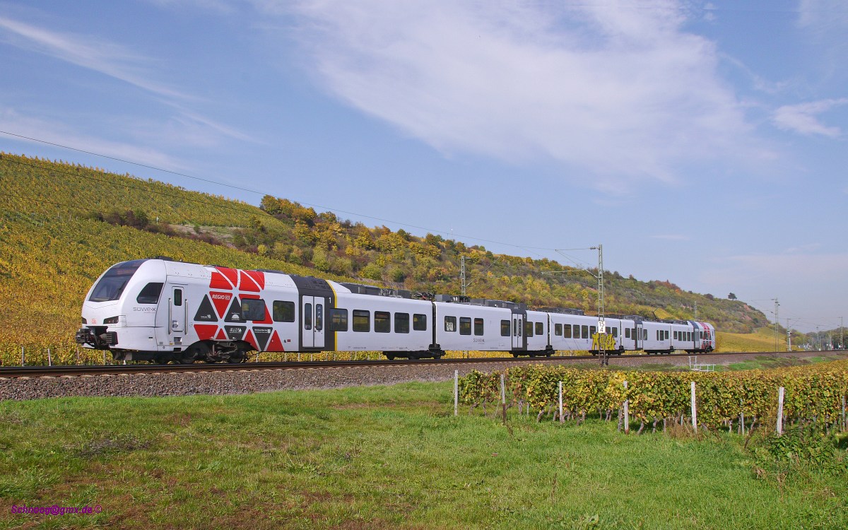 Süwex DB-429 113 unterwegs vor den Niersteiner Weinbergen. 

2017-10-18 Nierstein