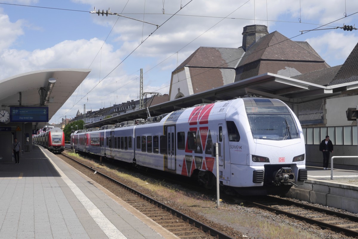 SÜWEX-FLIRT 429 109 als RE nach Frankfurt in Gleis 1 des Koblenzer Hbf, 19.5.15. Links, in Gleis 2 Nord, der RE 5 nach Emmerich. Noch herrscht normaler Betrieb; 24 Stunden später liegt wieder einmal alles still.