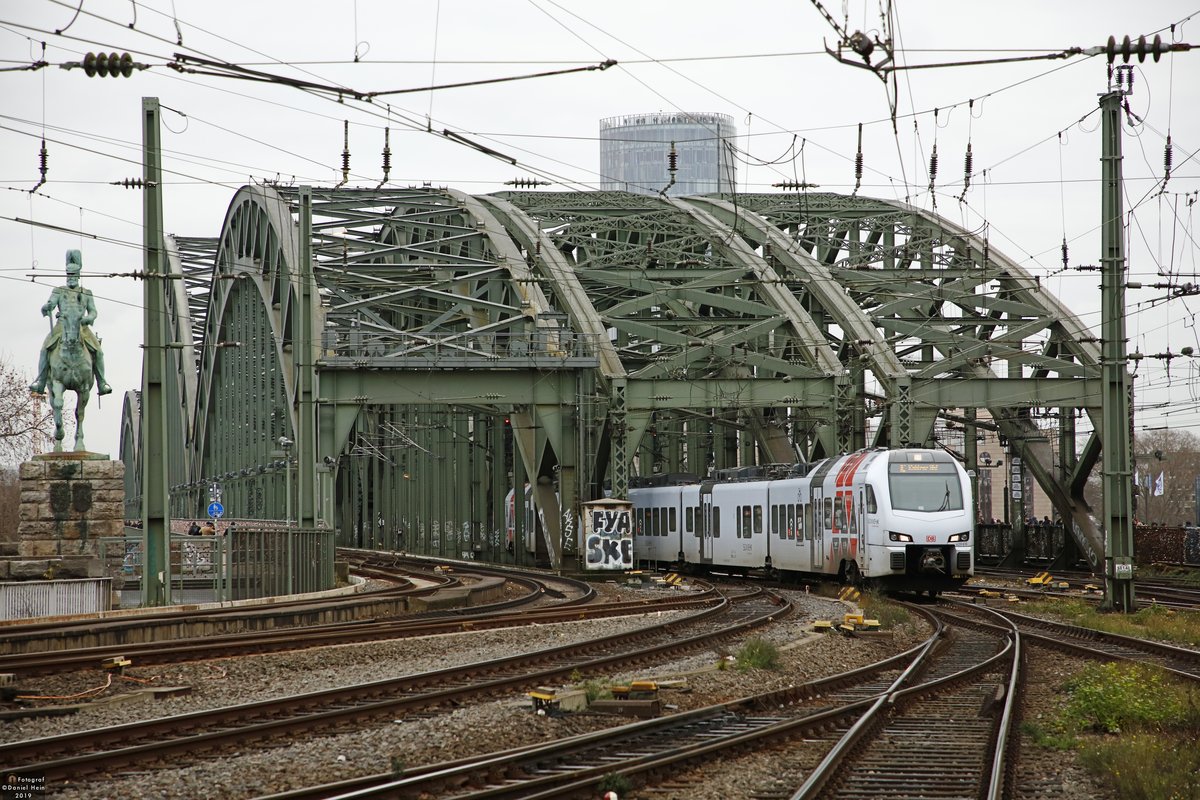  Süwex-Flirt 429 616 bei der Einfahrt in Köln Hbf, am 07.12.2019.